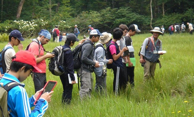 Photo: Using iPads, students research living things in the Aizu highlands