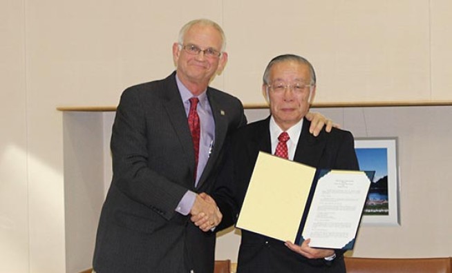 Photo: Bruce Stronach, Dean, Temple University, Japan Campus; and Masaru Nishigaki, President, Miyagi University