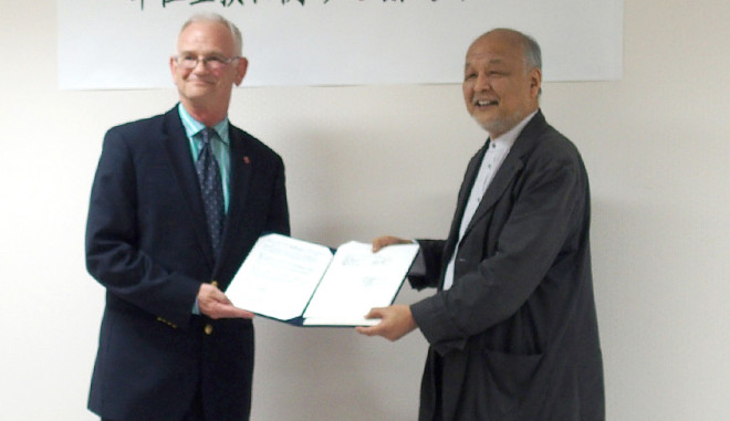 Photo: Right: Toshinobu Fujii, Dean, Toyo University Faculty of Regional Development Studies; Left: Bruce Stronach, Dean, Temple University, Japan Campus