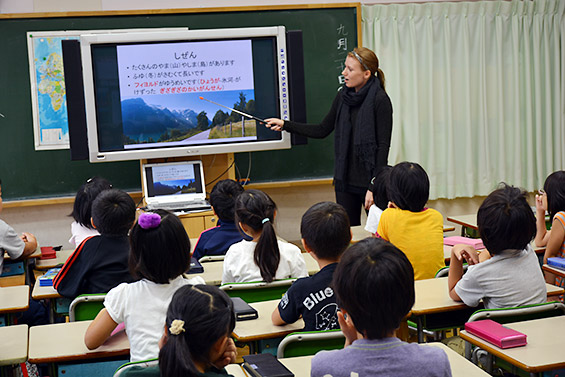 Photo: TUJ student introducing Norway in class (at Mita Elementary School, Minato City, in September 2014)