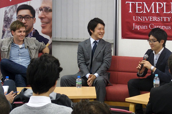 Photo: alumnus sharing his job hunting stories in panel discussion two