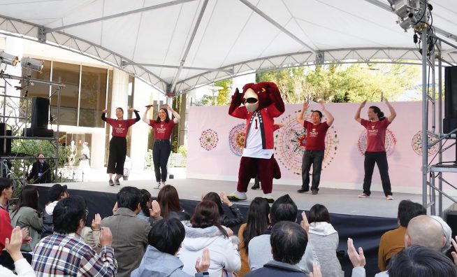 TU Hooter performing with TUJ students