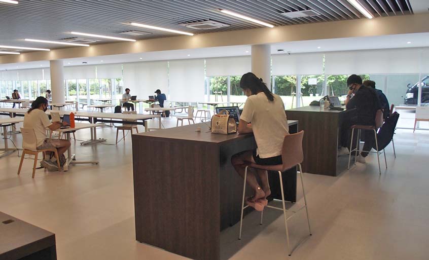 TUJ Students sitting in a cafeteria with social distance 