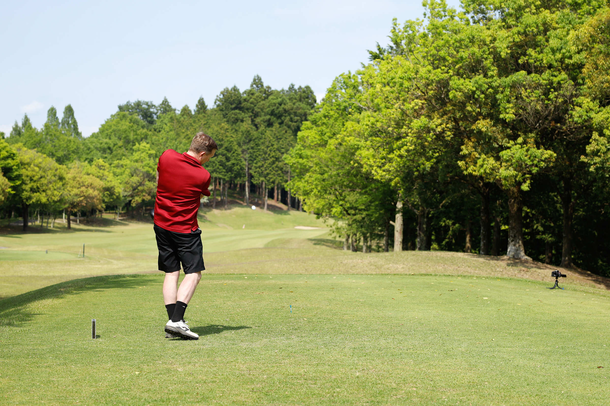 Dean Wilson tees off at the inaugural TUJ golf event in Tochigi Prefecture. Photo by Anthony Smith (TUJ Student)